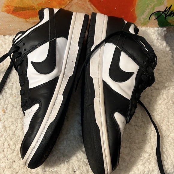 NIKE Women’s Black and White Sneakers 👟 - Picture 2 of 7